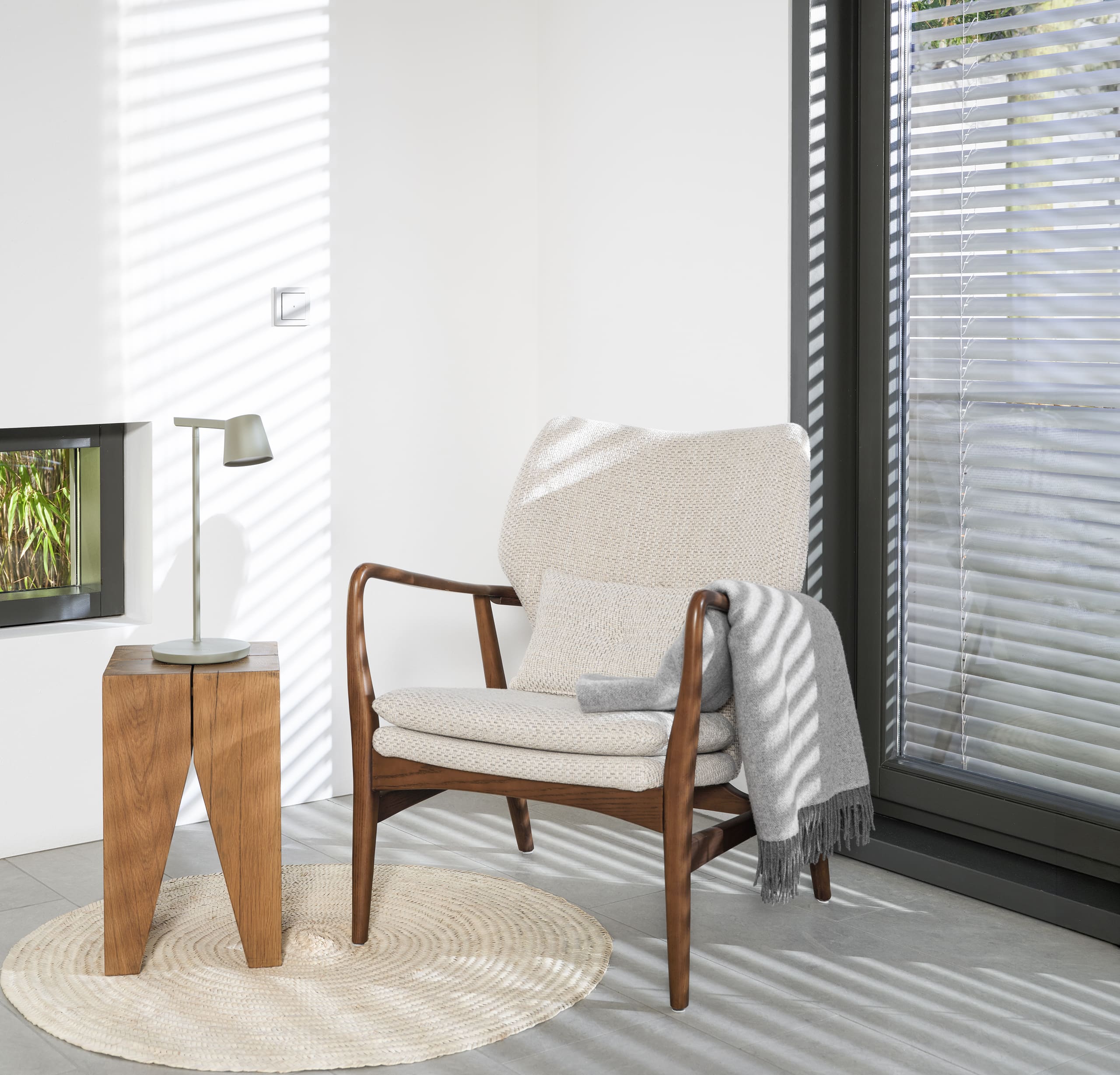 Das Gira Smart Home simuliert Anwesenheit, z.B. durch Aktivierung der Jalousien.
