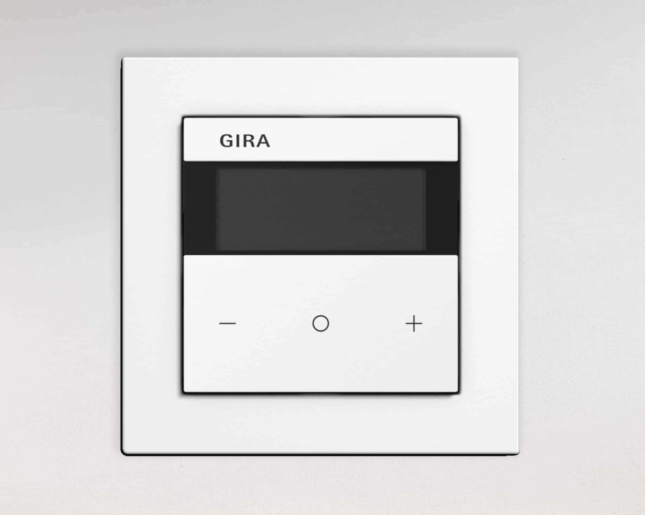 Ein Bedienelement für die Gira Raumklimasensoren in Weiß.