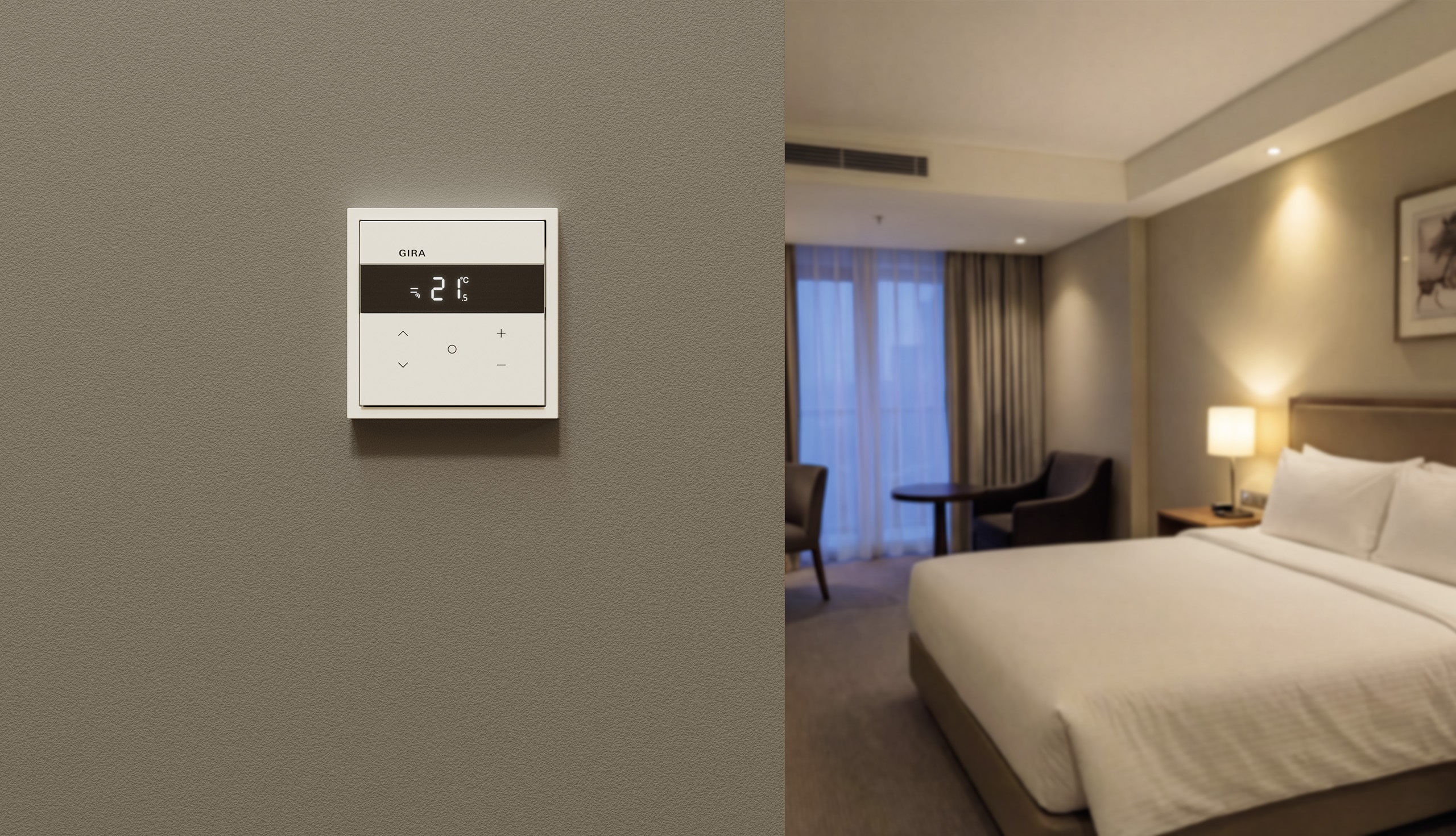 Ein Bedienelement der neuen Gira Raumklimasensoren in Weiß an einer braunen Wand mit einem Schlafzimmer im Hintergrund.