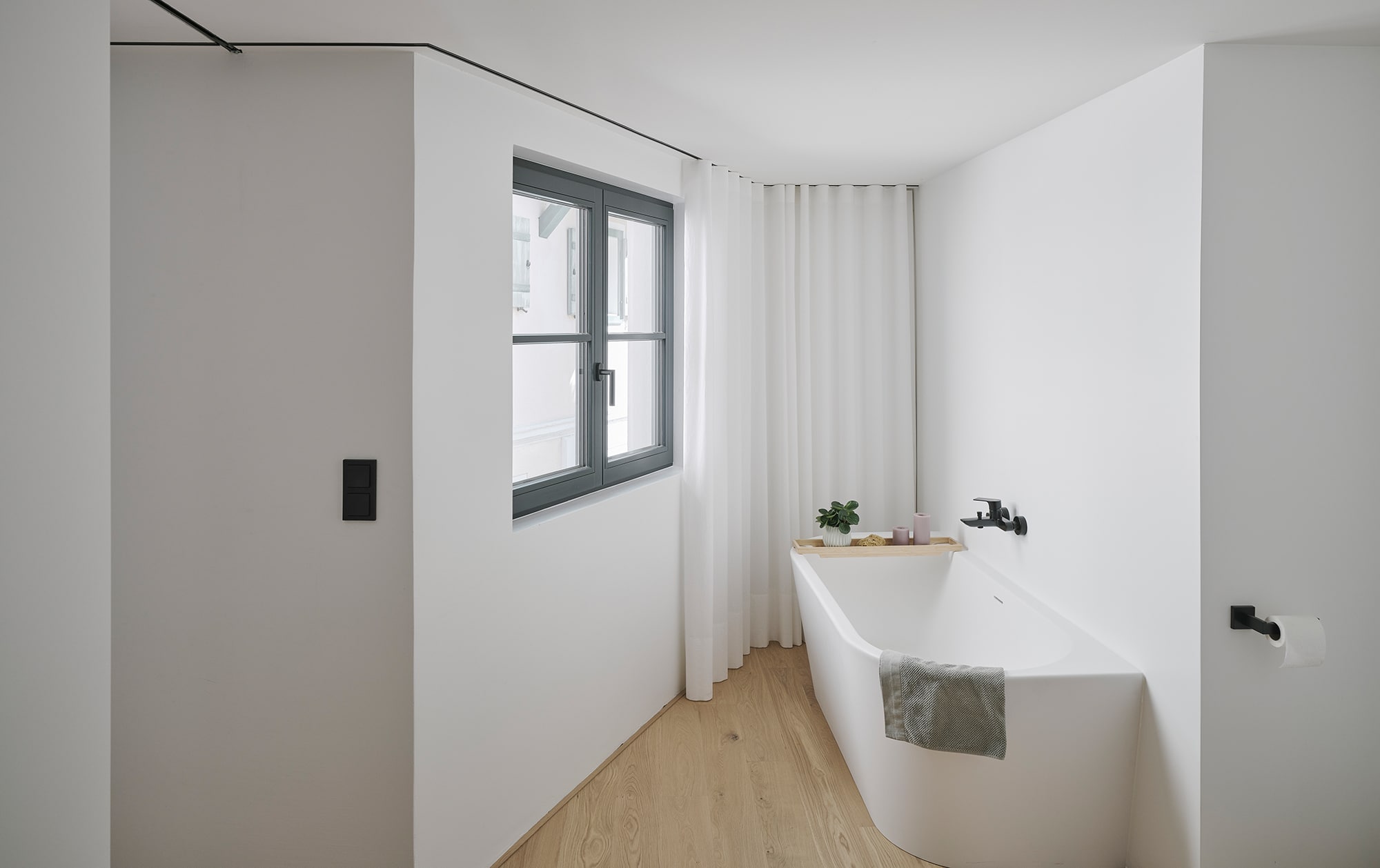 Die Schalter harmonieren farblich mit den Armaturen im Badezimmer und dem Fensterrahmen.