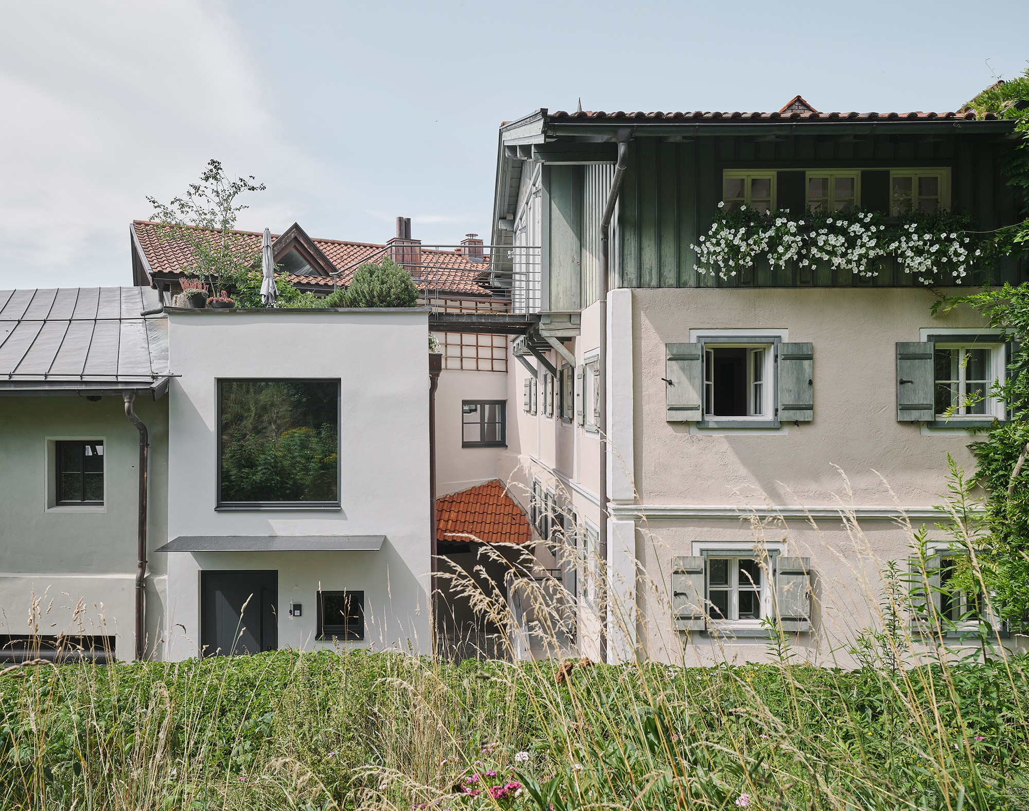 Mindestens bis ins 15. Jahrhundert reichen die Wurzeln des Gebäudes in der verschachtelten, malerischen Altstadt von Hopfgarten in Tirol zurück.
