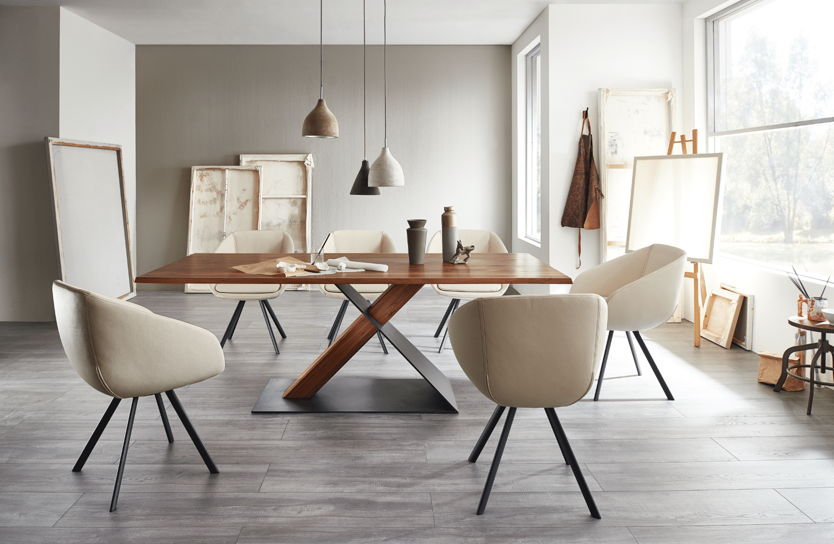 Modernes Esszimmer mit deckenhohen Fenstern, modischen Lampen, einem Holz-Esstisch und weißen Sessel der Serie Zweigl von Wimmer Wohnkollektionen, erhältlich im WOHNHAUS Grill & Ronacher.