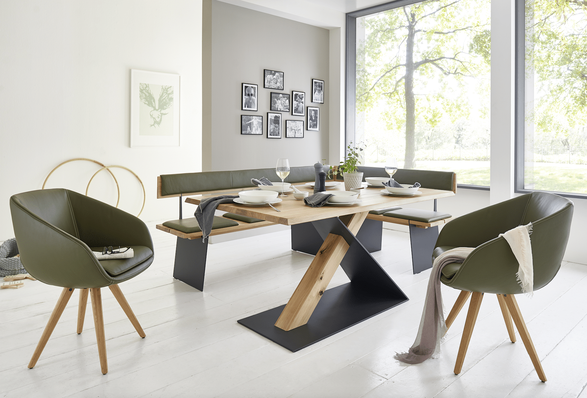 WOHNHAUS Grill & Ronacher zeigt einen edlen Essbereich mit Tisch und Bank aus Holz und Stahl, sowie zwei Stühlen von Wimmer Wohnkollektionen.
