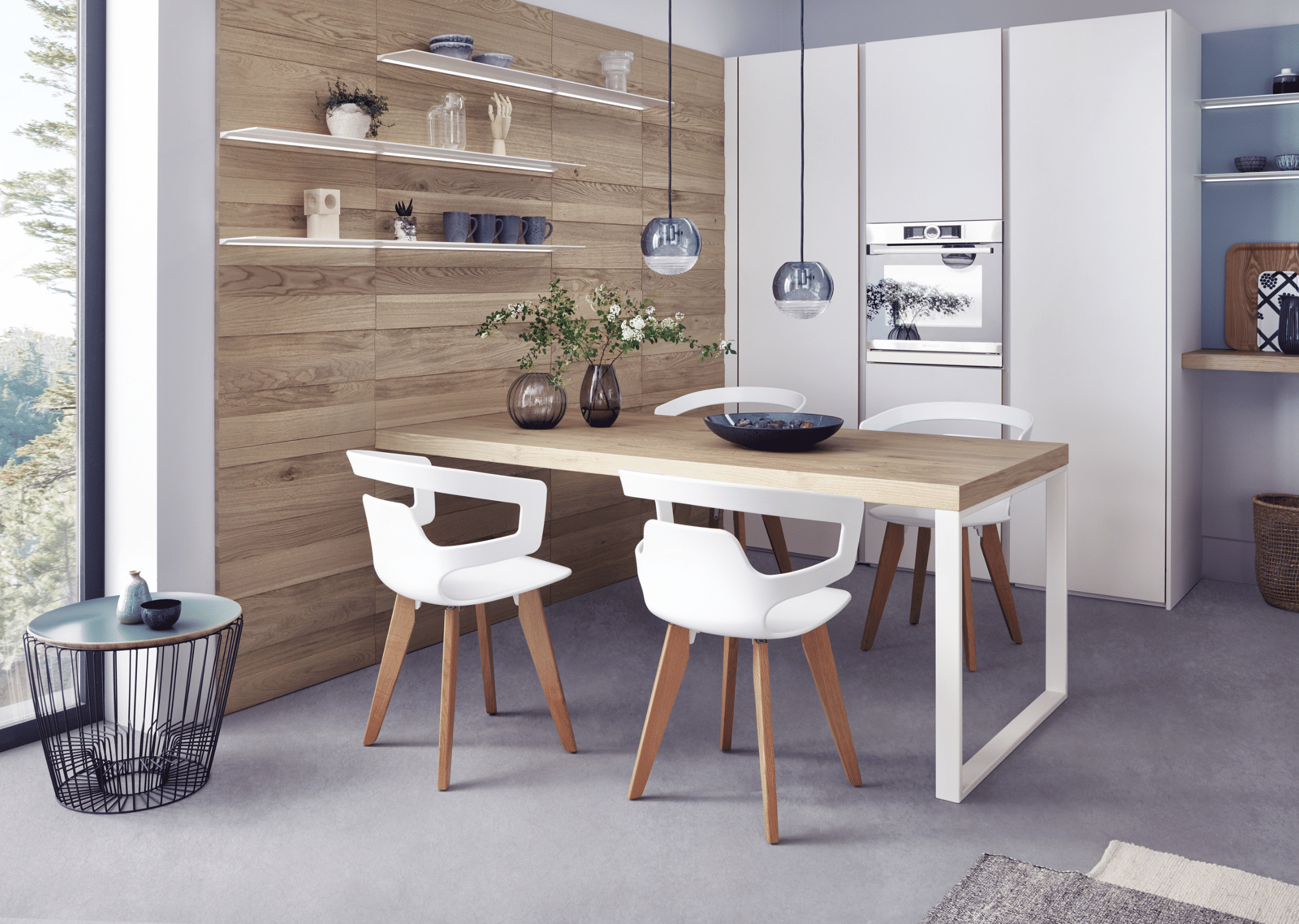 WOHNHAUS Grill & Ronacher zeigt eine moderne Essgruppe von LEICHT Küchen mit elegantem Tisch und 4 Stühlen.