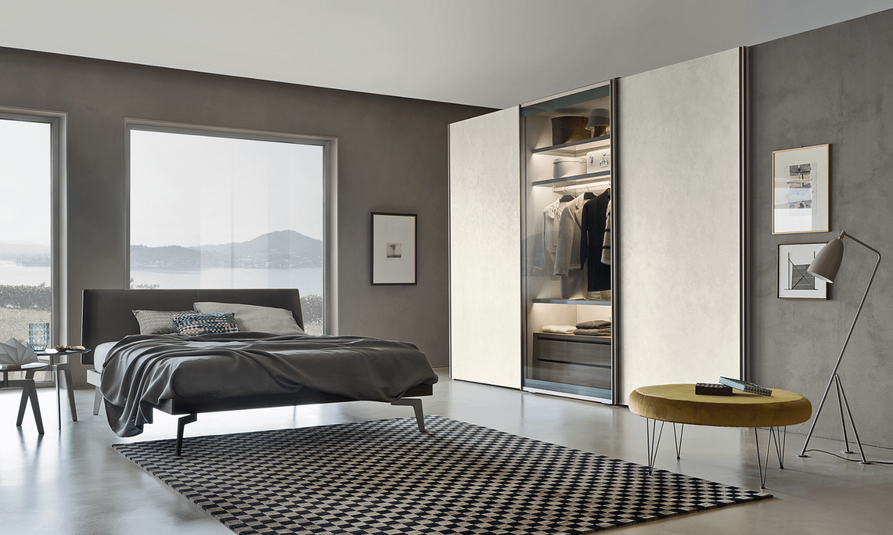 WOHNHAUS Grill & Ronacher zeigt einen eleganten Schrank mit weißen Schwebetüren von San Giacomo.