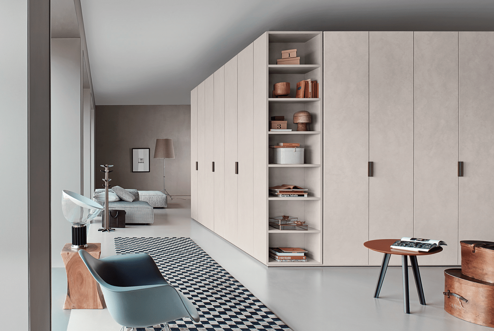 WOHNHAUS Grill & Ronacher zeigt einen eleganten Schrank mit hellen Türen von San Giacomo.