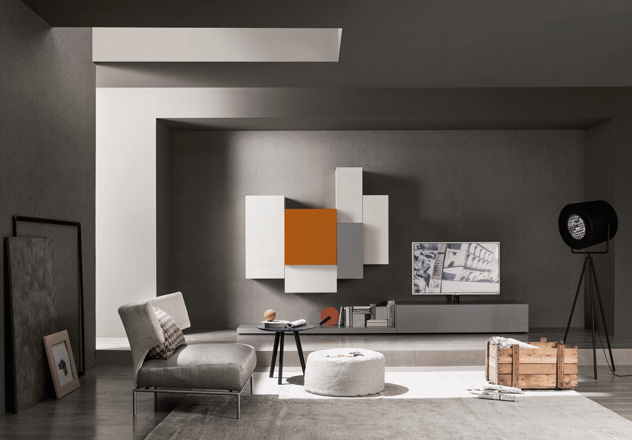WOHNHAUS Grill & Ronacher zeigt exclusive Wohnwand mit weißen, grauen und orangen Fronten mit Stellfläche für den Fernseher von San Giacomo.
