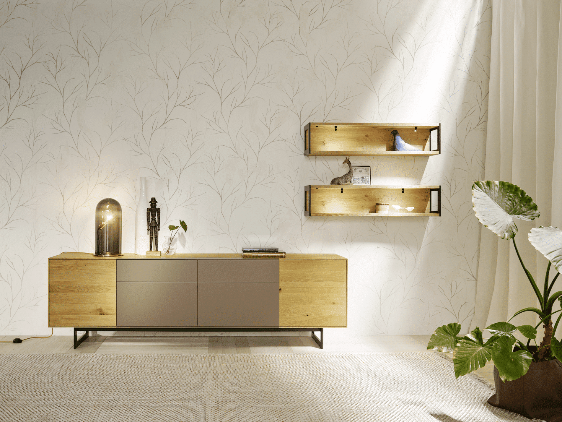 Wohnbereich mit Sideboard und schwebenden Wandregalen aus Holz mit Spots von Grill & Ronacher.