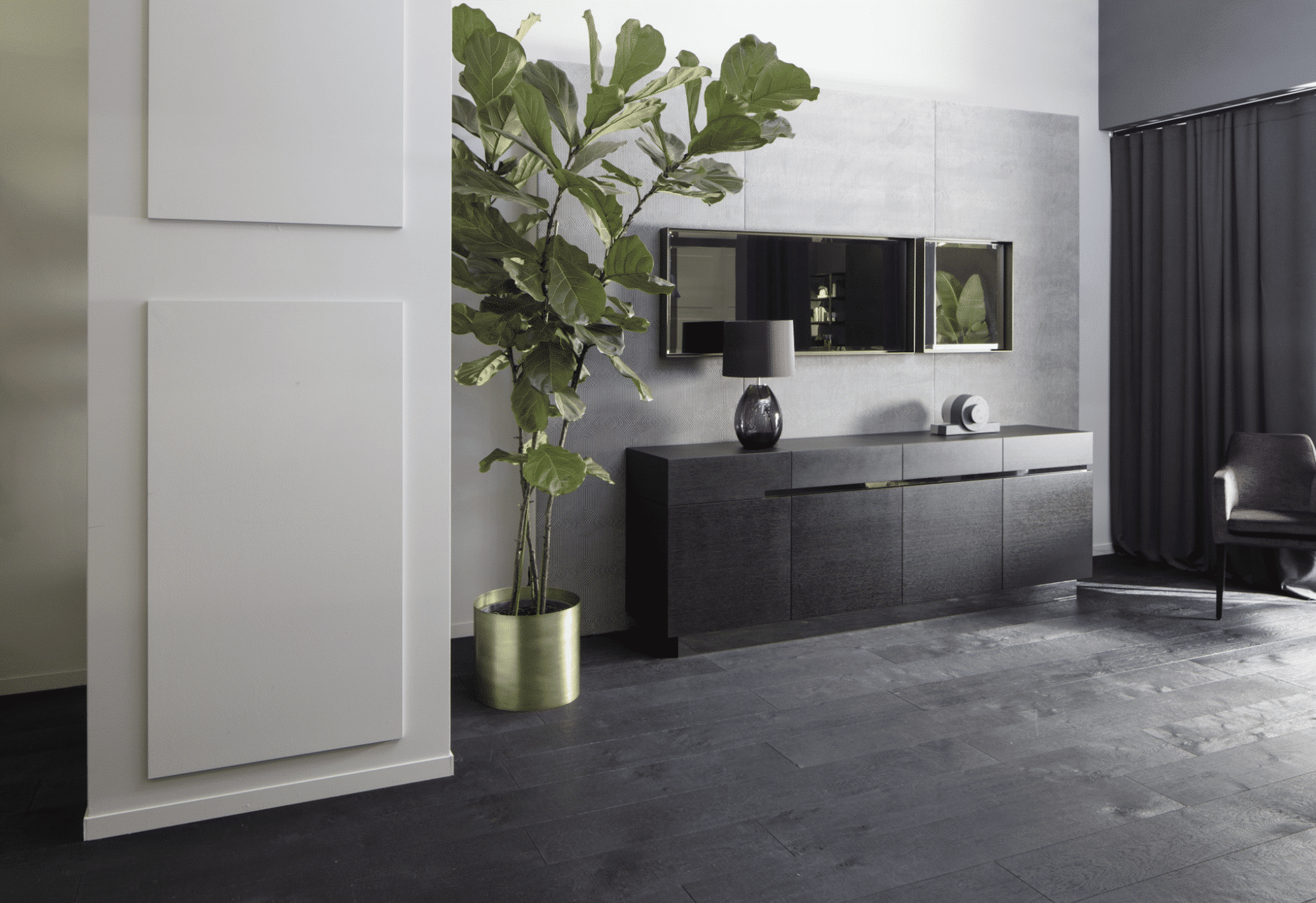 Wohnraum mit Dielenboden und Kommode in schwarzem Holz und einer Hängevitrine aus schwarzem Glas von Christine Kroencke Interior Design präsentiert von Grill & Ronacher.