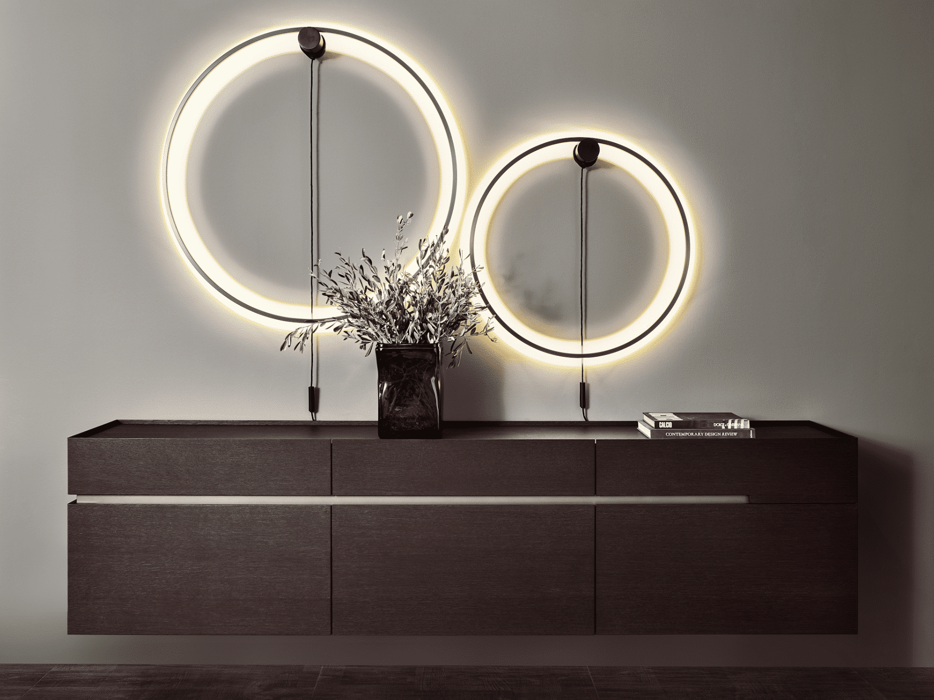 Schwebendes Sideboard aus dunklem Holz mit modernen ringförmigen Wandleuchten von Christine Kroencke Interior Design präsentiert von Grill & Ronacher.