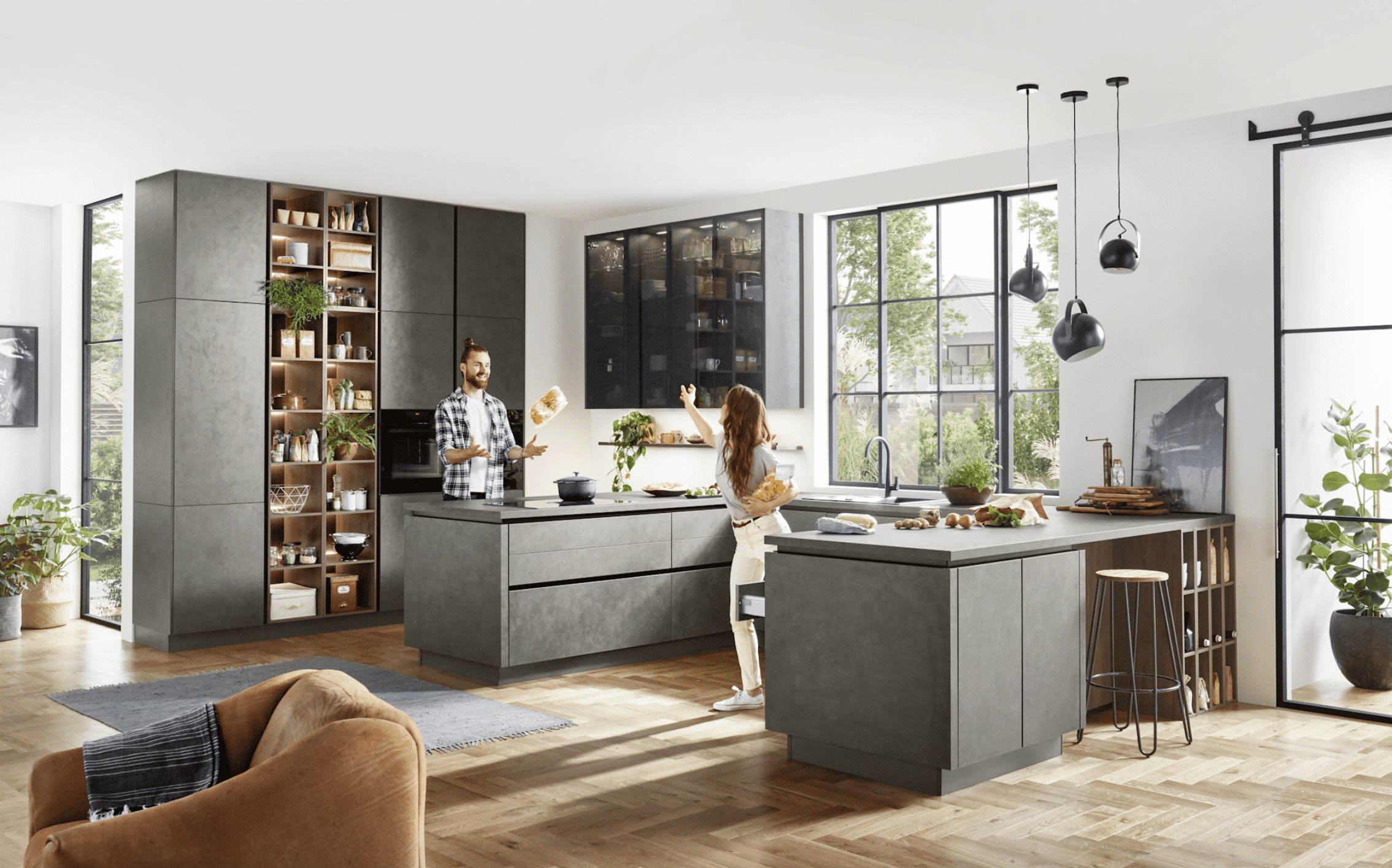 Mehrzeilige Inselküche mit grauen Fronten, Bartresen und Hängevitrine aus Glas von Nobilia präsentiert von Grill & Ronacher.