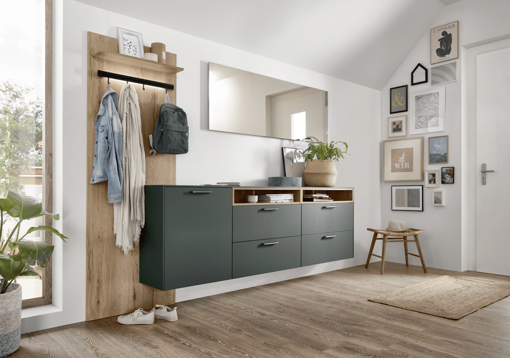 Garderobe mit schwebender grüner Wandkonsole und Holzpaneel mit beleuchteter Hakenleiste von Nobilia präsentiert von Grill & Ronacher.