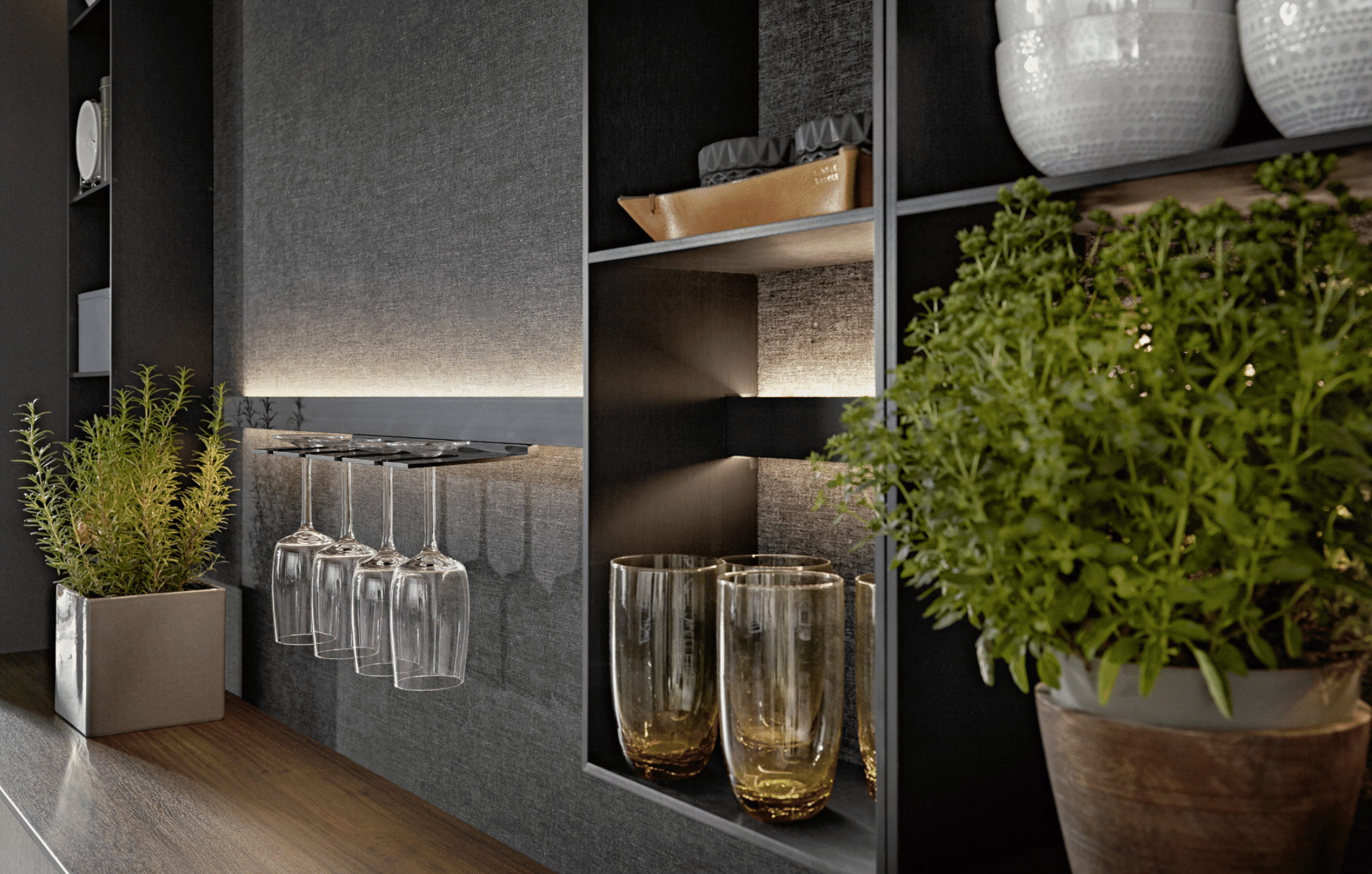 Offenes schwarzes Regal mit graumelierter Rückwand und beleuchteter Gläserschiene von Nobilia präsentiert von Grill & Ronacher.
