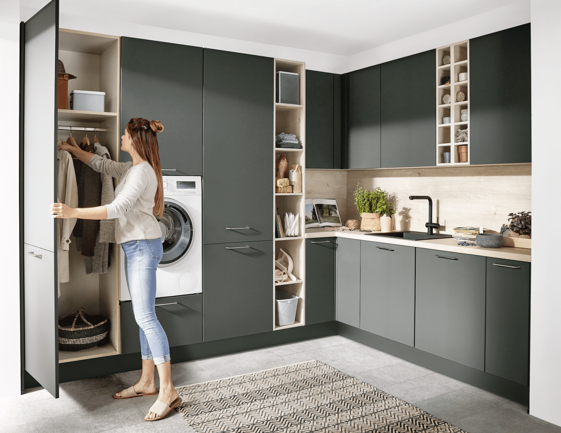 Wirtschaftsraum in L-Form mit Kleiderkasten und Waschmaschine und mit grünen Fronten von Nobilia präsentiert von Grill & Ronacher.