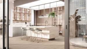 WOHNHAUS Grill & Ronacher zeigt eine Kochinsel mit marmorierten Fronten und integrierter Barfunktion mit Barhocker und einem Wandverbau mit Holzfronten und Glasvitrinen von Leicht Küchen.