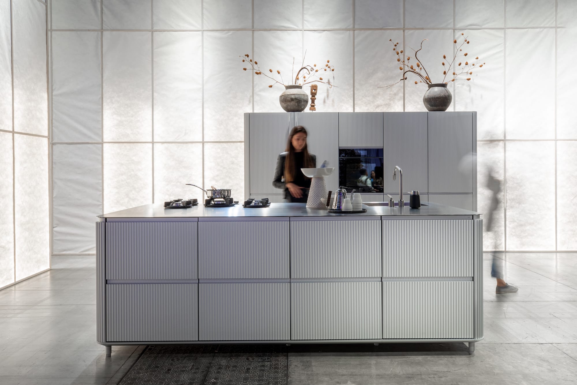 Kücheninsel mit Fronten aus geriffeltem Glas und abgerundeten Kanten präsentiert von WOHNHAUS Grill & Ronacher.