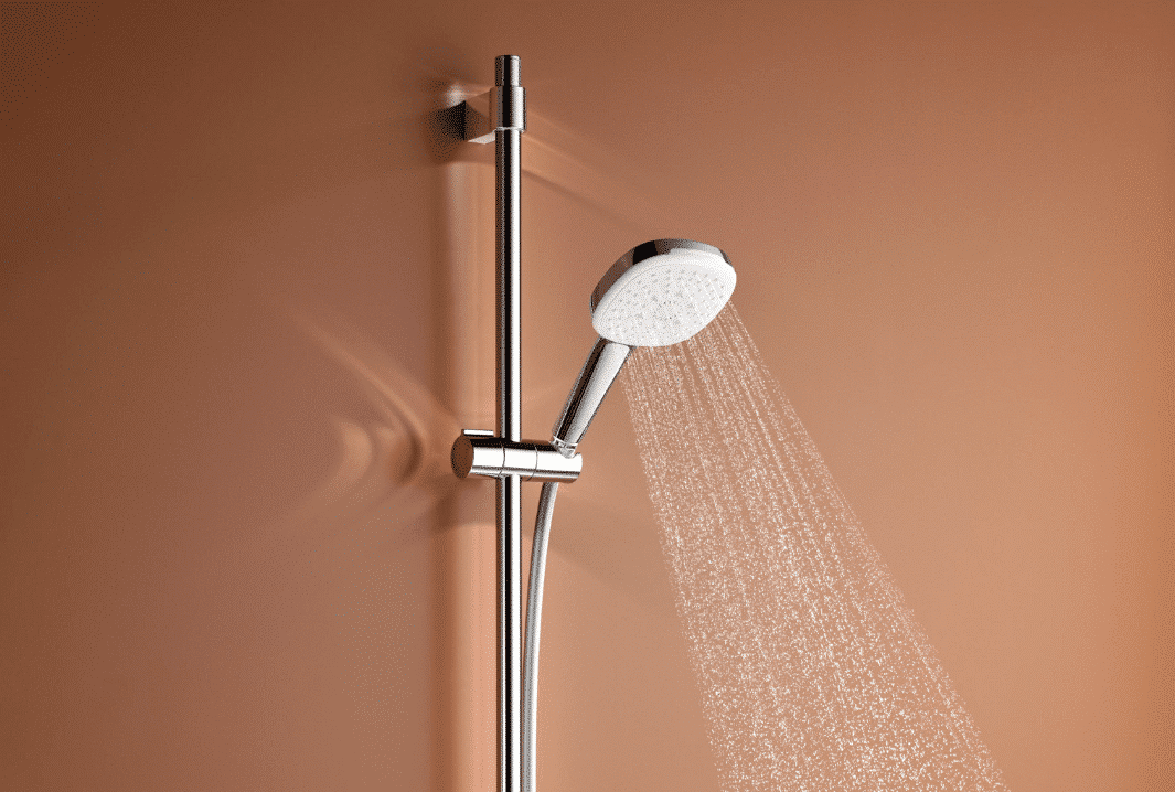 GROHE präsentiert einen quadratischen Duschkopf mit abgerundeten Ecken mit verstellbarem Strahl in der Wandhalterung.