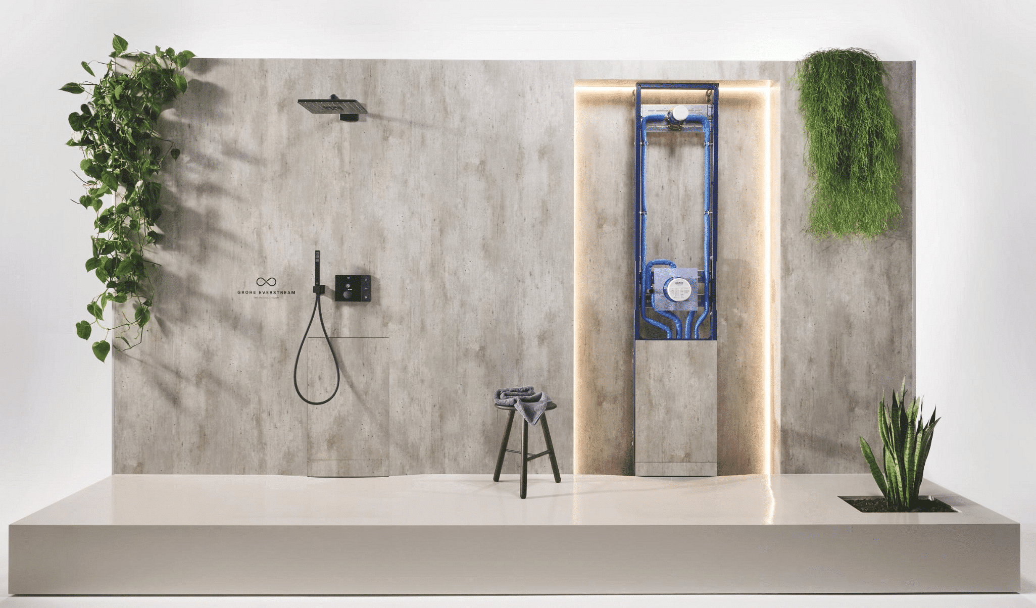 Grohe zeigt die neue Technologie der Everstream Dusche die Wasserverschwendung minimiert und nachhaltig Ressourcen schont.