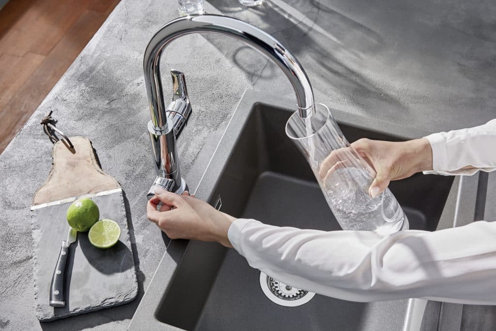 Mineralwasser direkt aus der Küchenarmatur Blue Pure von Grohe.
