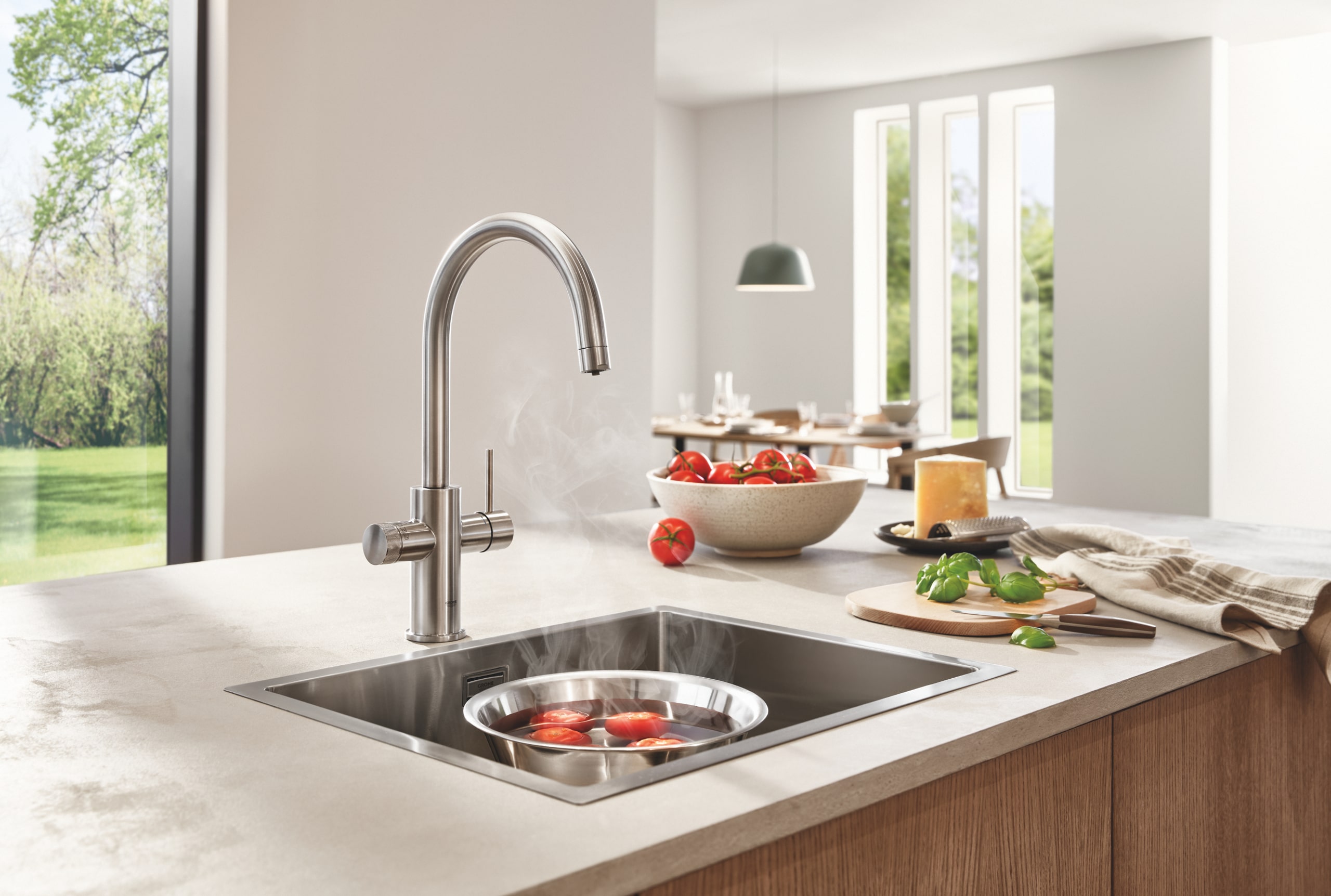 Eine Küchenspülarmatur des Red-C Auslaufsets in der Ausführung "supersteel" von Grohe.