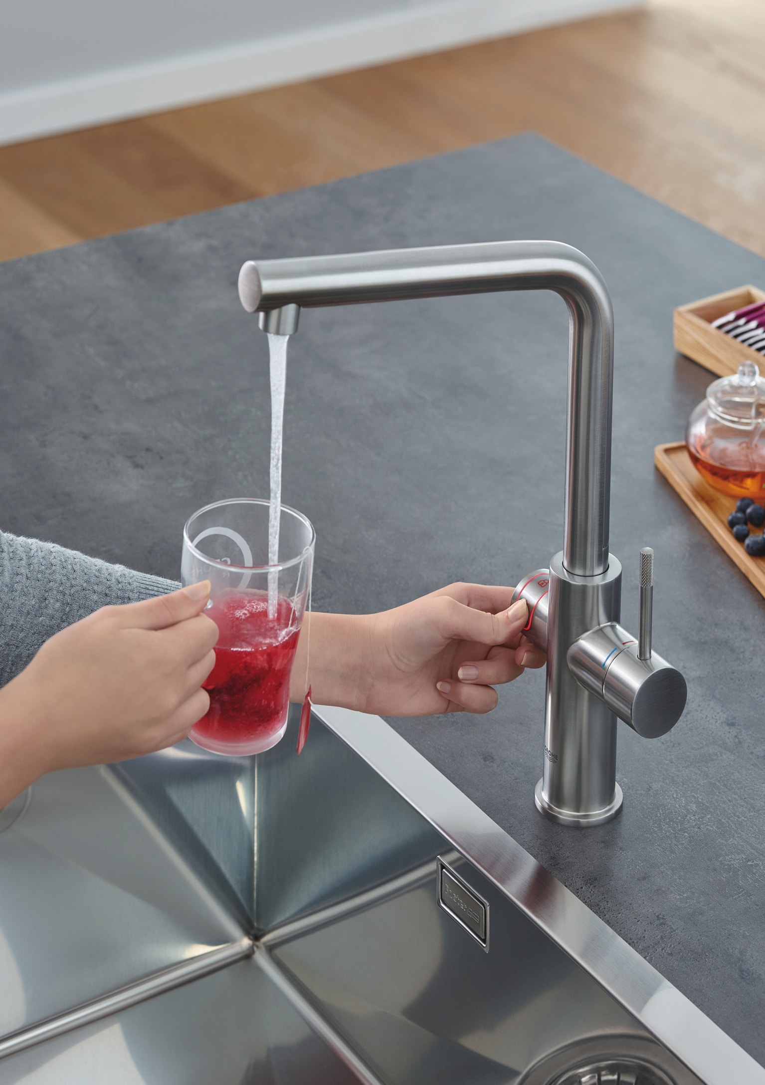 Eine Küchenspülarmatur des Red-L Auslaufsets in Supersteel von Grohe.