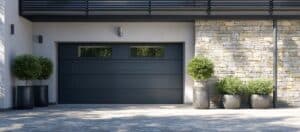 Auffahrt einer Villa mit Doppelgaragentor in Anthrazit mit Sichtfenstern von Haderer.