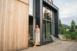 Eine moderne Villa mit Teilverglasung und einer Fassadenverkleidung aus Holz von Haderer.