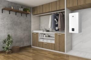 Hajdu zeigt ein Gerät zur Warmwasseraufbereitung in einem Wirtschaftsraum.