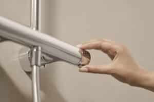 HANSA zeigt den Wärmeregler mit Verbrühschutz der Duscharmatur der Serie Aurelia aus Edelstahl.