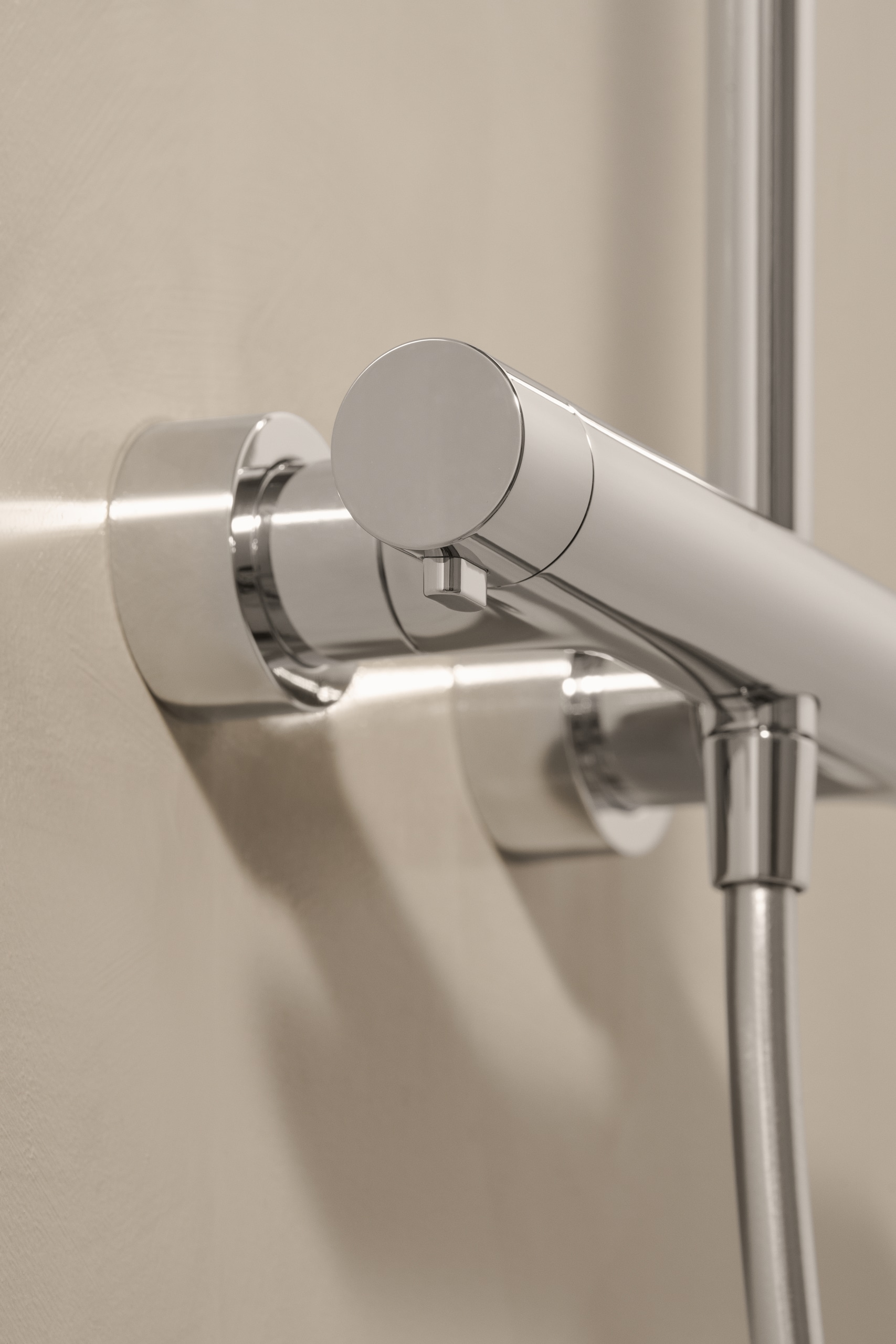 HANSA zeigt den Wärmeregler mit Verbrühschutz der Duscharmatur der Serie Aurelia aus Edelstahl.