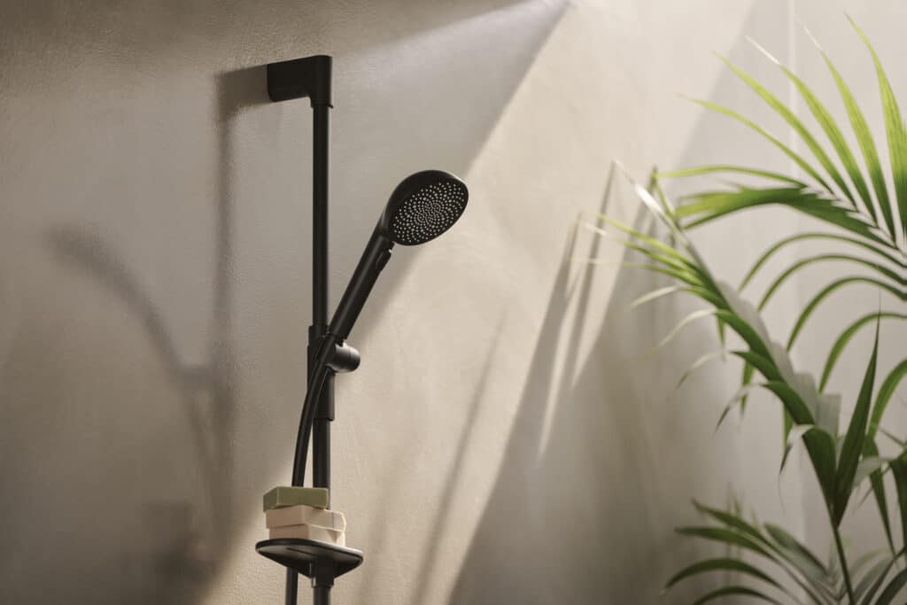 HANSA präsentiert die an der Wand montierte Handbrause mit rundem Kopf in matt schwarz der Serie Aurelia.