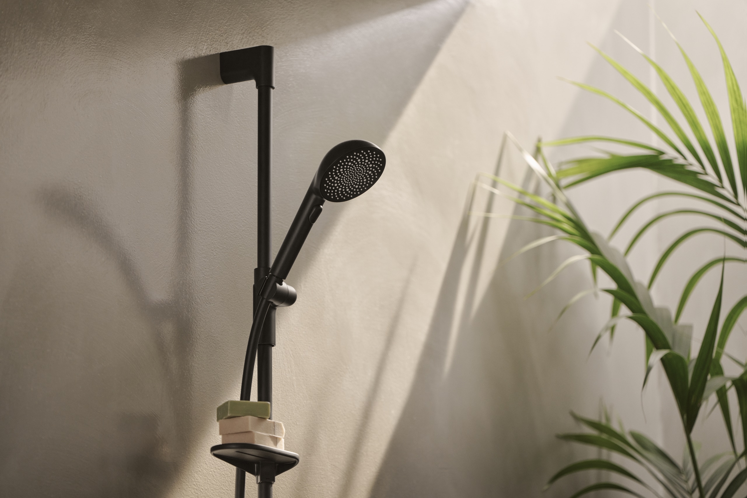 HANSA präsentiert die an der Wand montierte Handbrause mit rundem Kopf in matt schwarz der Serie Aurelia.