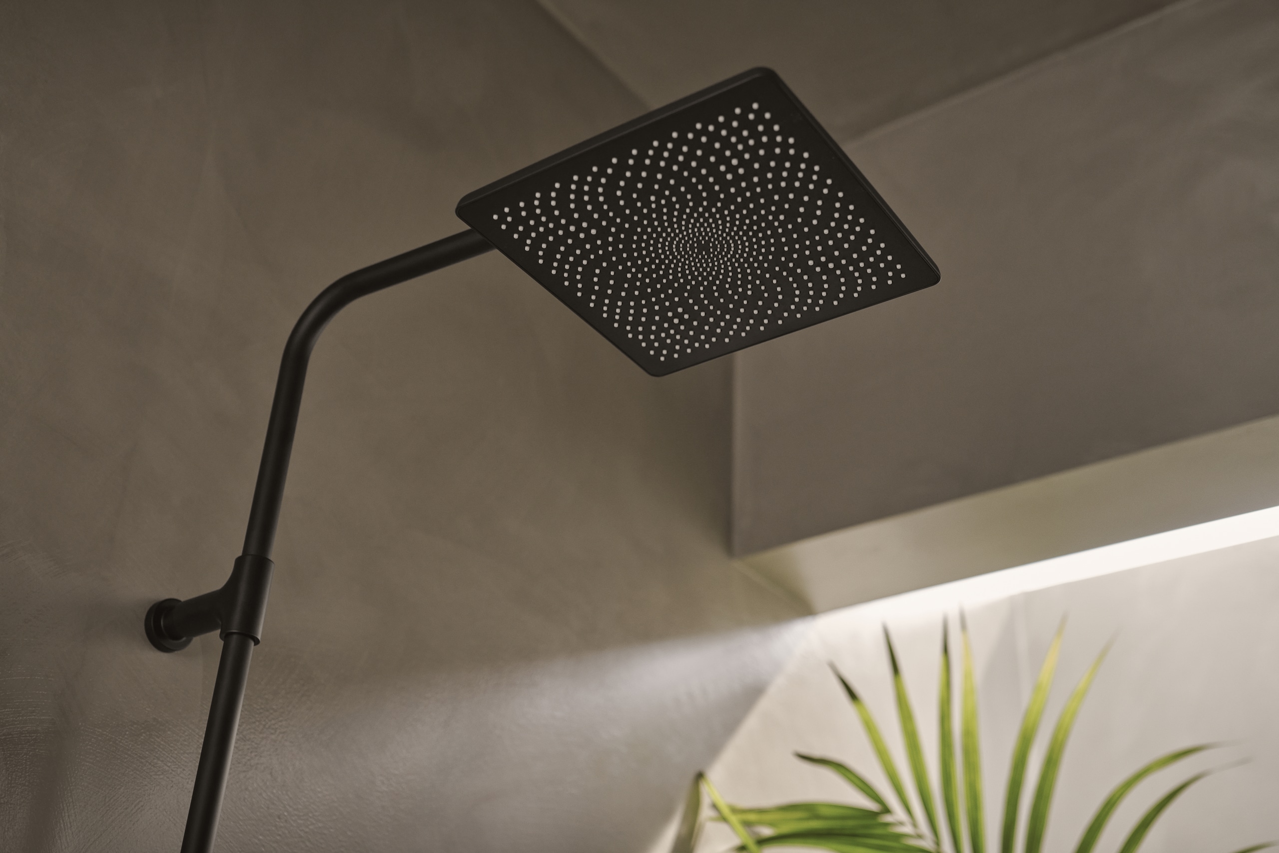 HANSA zeigt die eckige Regendusche der Serie Aurelia aus matt schwarzem Edelstahl.