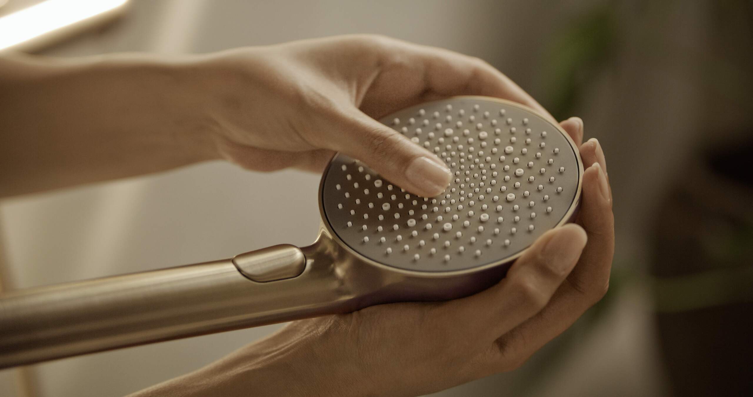 HANSA präsentiert die Handbrause mit Massagedüsen und rundem Kopf aus gebürsteter Bronze der Serie Aurelia.
