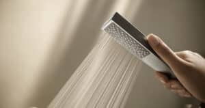 HANSA präsentiert die stabförmige Handbrause aus gebürstetem Edelstahl der Serie Aurelia.