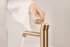 HANSA präsentiert den Wasserhahn mit Drehhebel aus gebürsteter Bronze der Serie Viva.