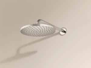 HANSA präsentiert eine verchromte glänzende Regendusche der Serie Viva, die an der Wand montiert ist.