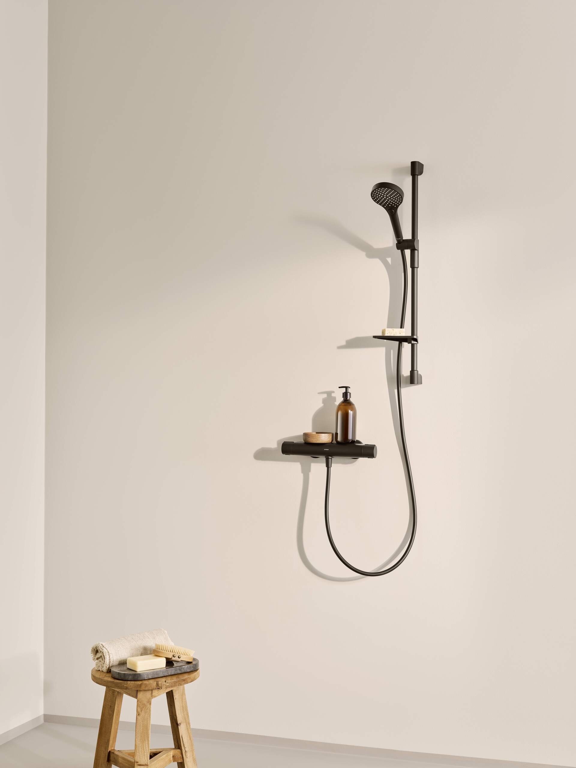 HANSA zeigt die matt schwarze Duscharmatur Viva mit Handbrause.