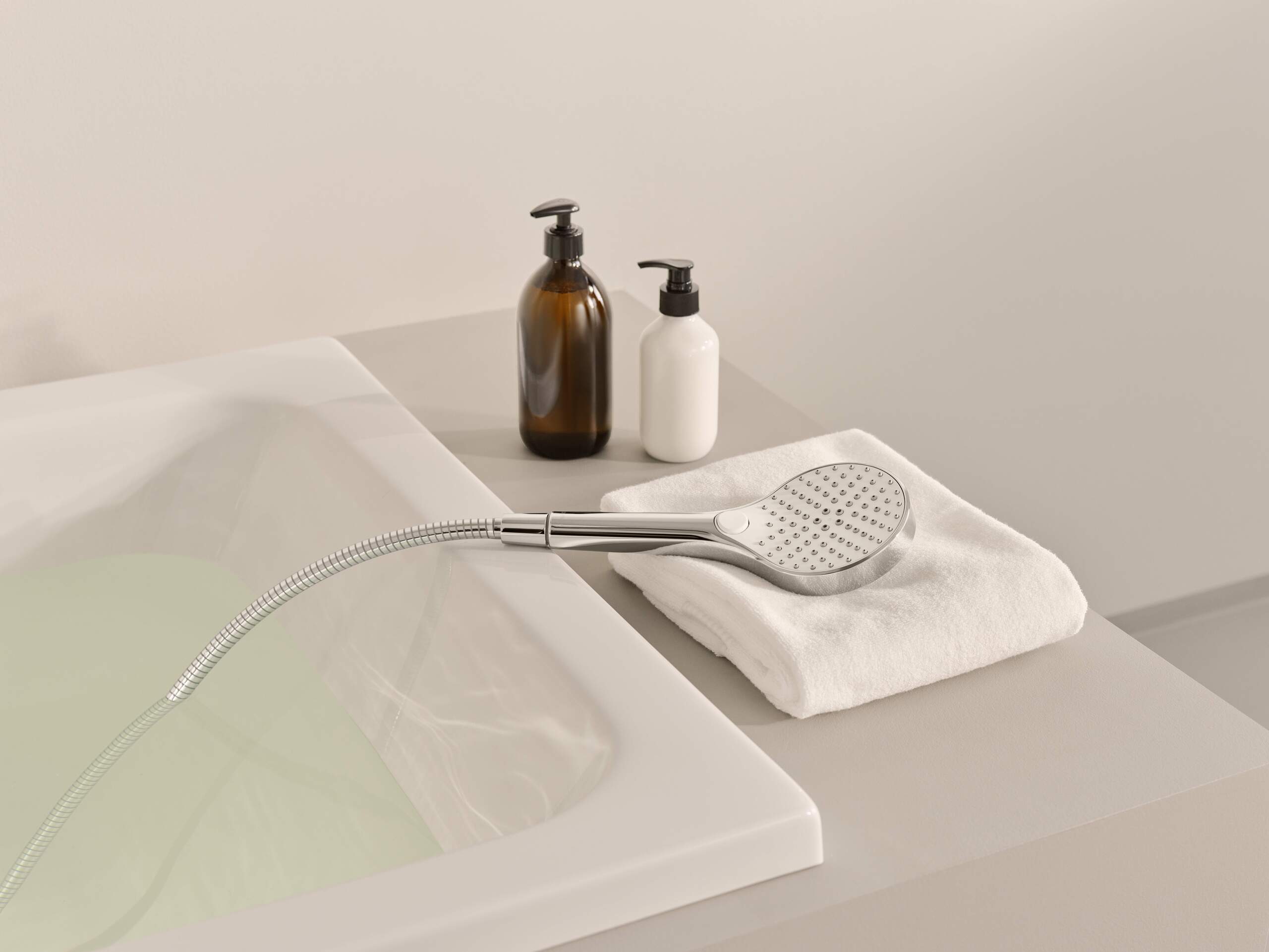 HANSA zeigt die Vorderseite der verchromten glänzenden Handbrause Viva.