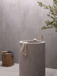 Hansa präsentiert eine elegante Armatur in gold mit obenliegendem Hebel, am Beckenrand montiert.