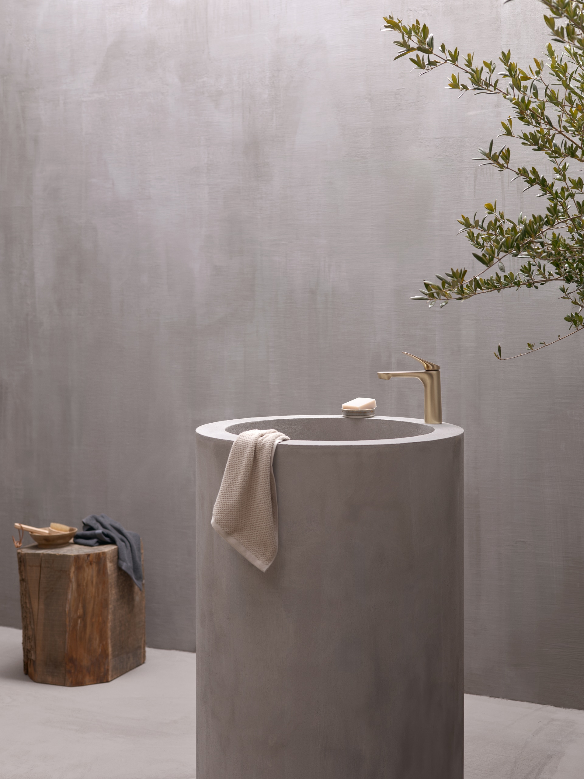 Hansa präsentiert eine elegante Armatur in gold mit obenliegendem Hebel, am Beckenrand montiert.