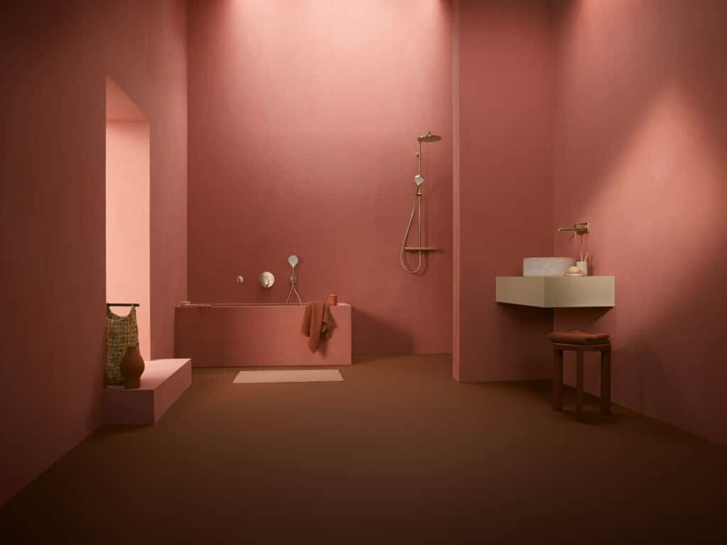Hansa zeigt ein puristisches Badezimmer in Terrakotta Farbe mit Badewanne, Dusche und Waschbecken mit Hansa VANTIS und VIVA Armaturen.