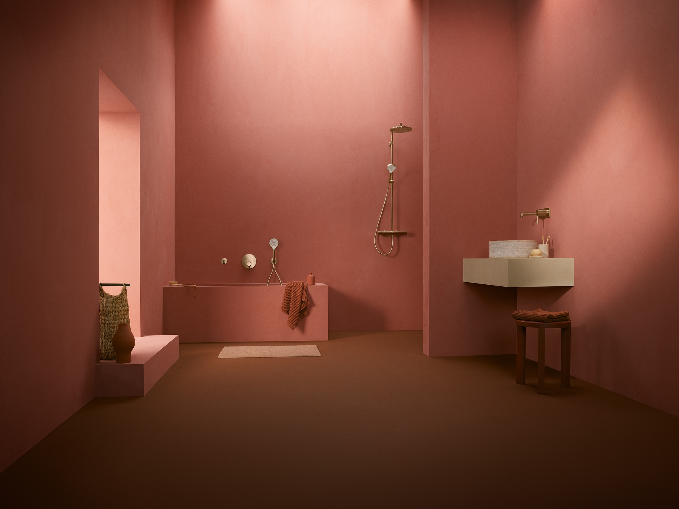 Hansa zeigt ein puristisches Badezimmer in Terrakotta Farbe mit Badewanne, Dusche und Waschbecken mit Hansa VANTIS und VIVA Armaturen.