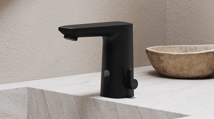 Berührungslose Waschtisch-Armatur von HANSA in mattem Schwarz.