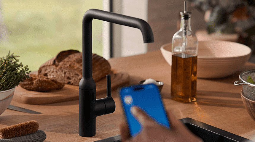 Schwarz-matte SMART-Küchenarmatur von HANSA, welche diverse Parameter mit dem Smartphone ablesen lässt.