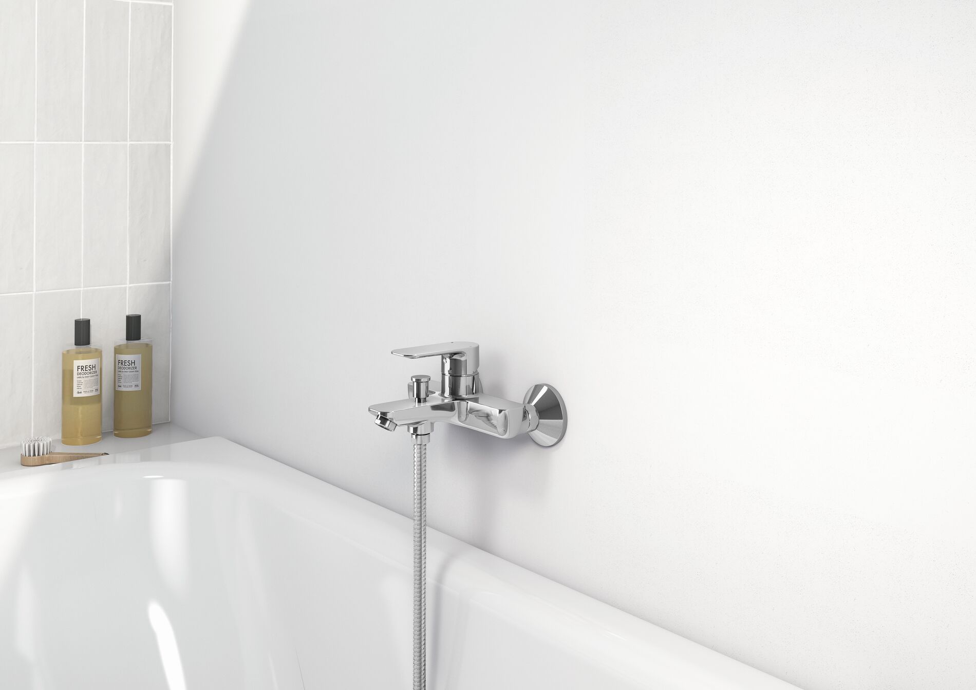 HANSA präsentiert eine Wannenfüll- und Brausebatterie aus der Serie HANSABASIC.