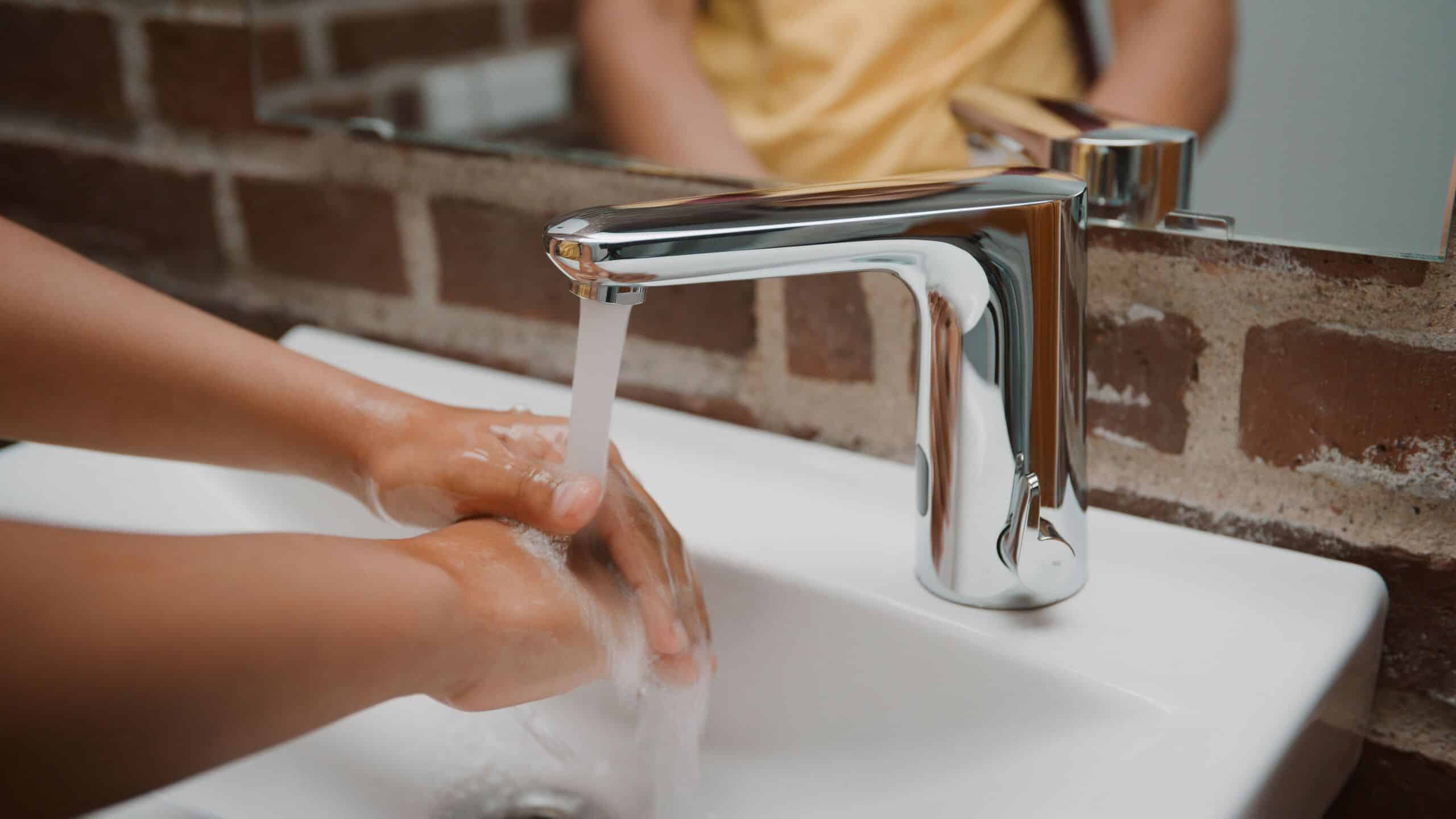 Ein spezieller Sensor in der berührungslosen HANSAELECTRA überwacht die Temperatur in Echtzeit und schaltet das Wasser automatisch ab, sobald eine voreingestellte Mischwasser-Temperatur überschritten wird. Dieser Verbrühungsschutz sorgt für zusätzliche Sicherheit, beispielsweise in Kindergärten.