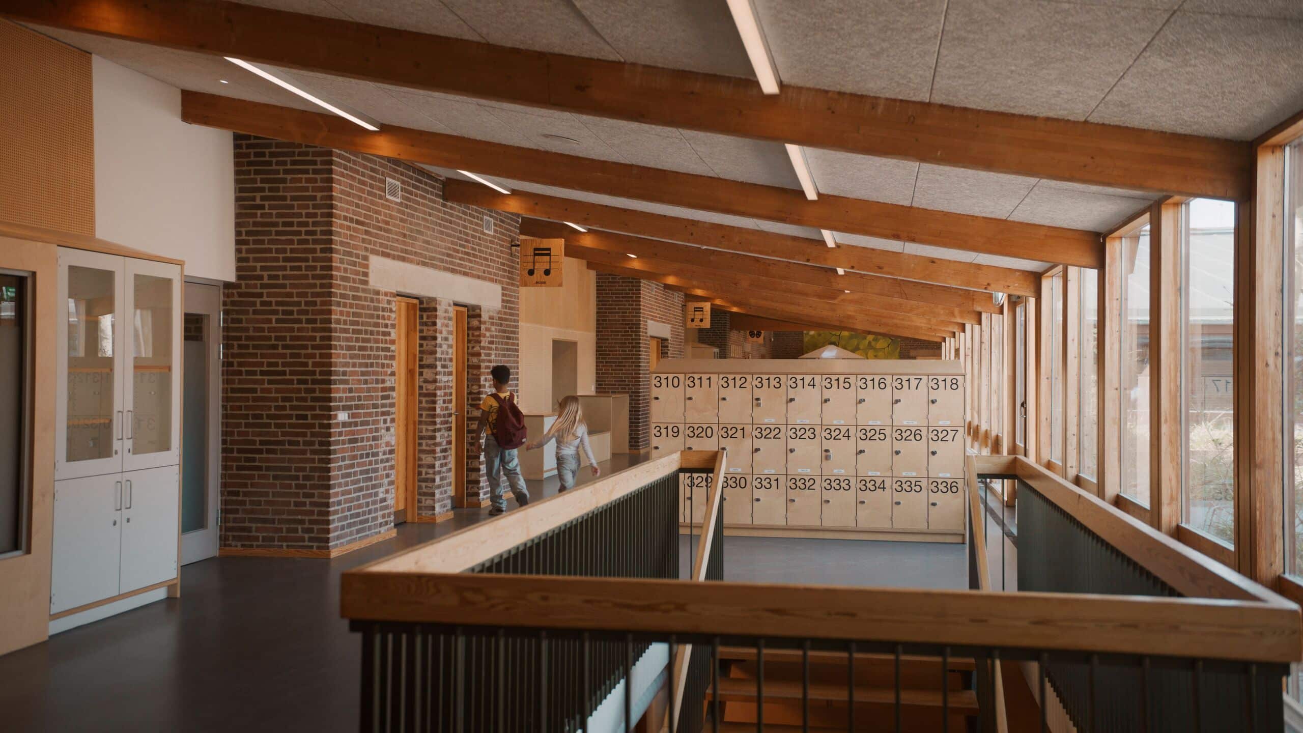 HANSA zeigt eine Schule von innen mit zwei Schulkindern.