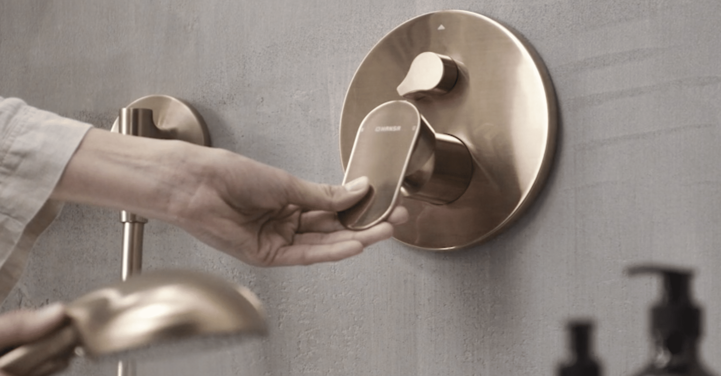 Hansa zeigt eine Badewannen-Armatur aus der neuen Serie HANSAGENESIS in bonze.