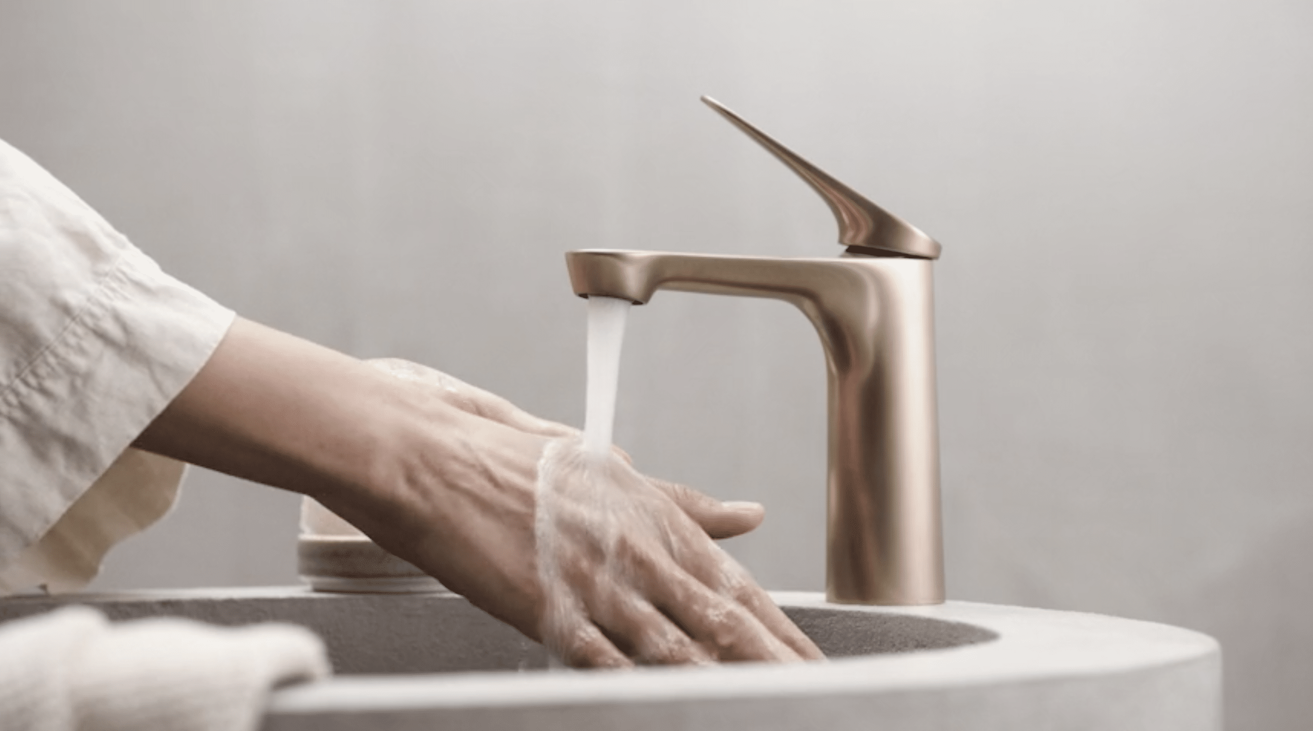 Hansa präsentiert einen eleganten Wasserhahn aus der neuen Serie HANSAGENESIS in bonze.